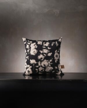 ASTRANTIA - Black and white, 50cm x 50cm