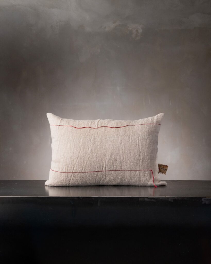 GAUDE - White, 60cm x 40cm